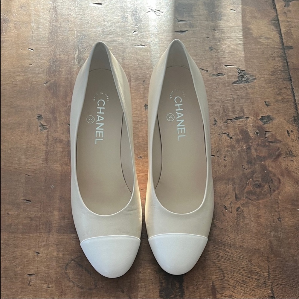 39.5 BRAND NEW CHANEL Women's Cream and White Heels